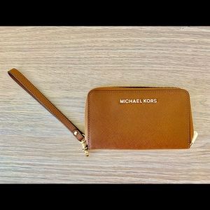 **SOLD** MICHAEL KORS CLASSIC SMARTPHONE WALLET